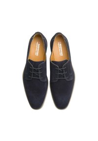 Chaussures habillées en suede marine avec bouts ronds, lacets en cuir et coutures contrastantes. Présentent une texture lisse et une semelle extérieure durable.