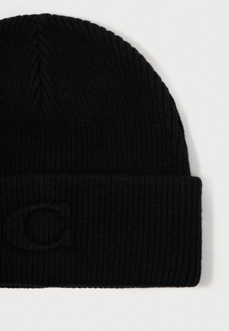 Schwarze Strickmütze mit geripptem Muster und umgeschlagenem Bündchen, mit einem geprägten "C"-Logo auf der Vorderseite. Hergestellt aus weichem Wollmix.