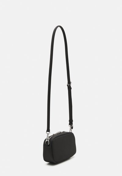 Sac bandoulière noir de forme rectangulaire, fabriqué dans un matériau texturé. Équipé d'une longue sangle réglable et d'accents en métal argenté.