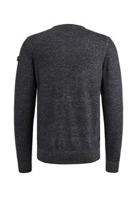 Dunkelgrauer melierter Strickpullover mit langen Ärmeln, Rundhalsausschnitt und einem kleinen schwarzen Patch am oberen linken Ärmel, von hinten gezeigt.