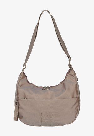 Borsa a mano beige morbida e texture, con una forma curva, tracolla regolabile, chiusura superiore a zip e tasca frontale con logo in rilievo.