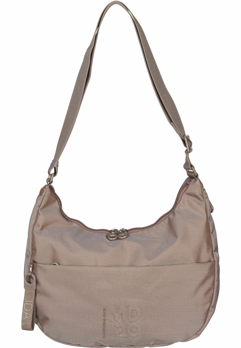 Borsa a mano beige morbida e texture, con una forma curva, tracolla regolabile, chiusura superiore a zip e tasca frontale con logo in rilievo.