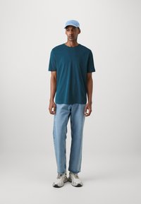 DRYKORN RAPHAEL - Basic póló - green