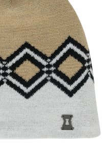 Gebreide beanie met een tan bovenkant, witte onderkant en een zwart zigzag- en diamanten patroon. Inclusief een grijze metalen logo-accent.