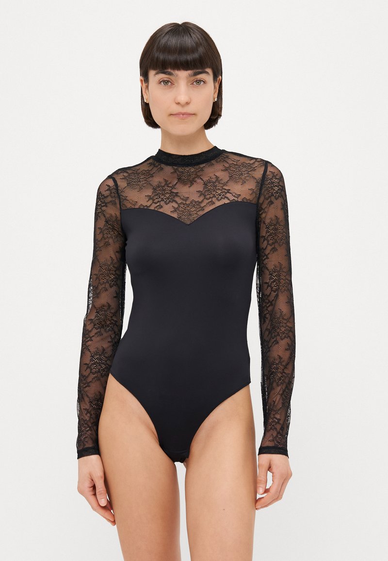 Body negru cu mâneci lungi din dantelă transparentă, guler înalt și un design ajustat, realizat dintr-un material principal neted cu un model din dantelă.