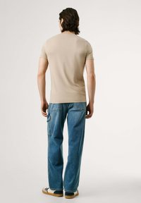 Pepe Jeans ORIGINAL STRETCH  - Majica kratkih rukava s printom - stone beige
