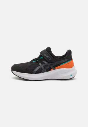Chaussure de course noire avec tige en mesh, accents gris, détail de talon orange vif et semelle intermédiaire blanche. Comprend une sangle Velcro et des lacets.