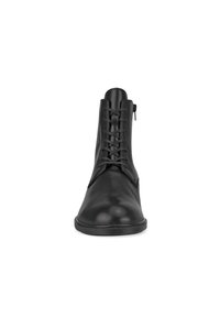 Botas de tobillo de cuero negro con punta redonda, cordones en la parte delantera y cremallera en la parte trasera. Textura lisa con elementos de diseño mínimos.