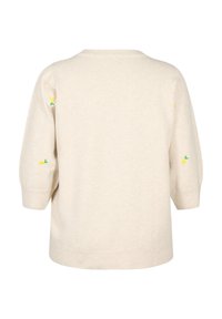 Maglione color crema con una vestibilità rilassata, dotato di maniche corte e dettagli ricamati a forma di limone giallo sulle spalle. Maglia morbida e testurizzata.