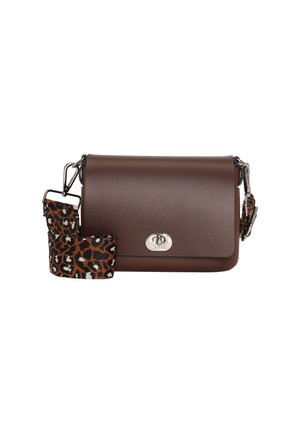 Brun læder crossbody taske med en sølvfarvet lås, en aftagelig dyreprint-rem og en glat tekstur. Kompakt og rektangulær design.