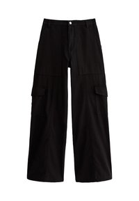 Svarta cargo-byxor i bomull med lös passform, vida ben, framfickor och två sidofickor. Har knappstängning.