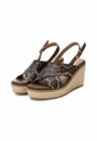 Sandalette con zeppa, upper in stampa leopardata, fasce in pelle marrone e suola avvolta in juta. Presentano una chiusura con fibbia e un design a fascia incrociata.
