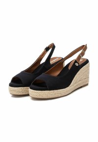 Sandali a zeppa neri in tela, con punta aperta e design slingback. Presentano una base avvolta in juta e una cinghia alla caviglia con fibbia.
