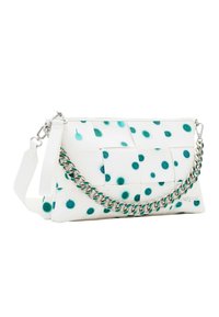 Borsa bianca con pois verdi, superficie testurizzata, design intrecciato e tracolla in metallo argentato. Presenta una chiusura con zip e il logo del marchio.