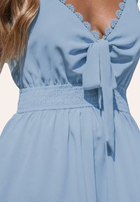 Cupshe BOW MINI - Vestido informal - light blue