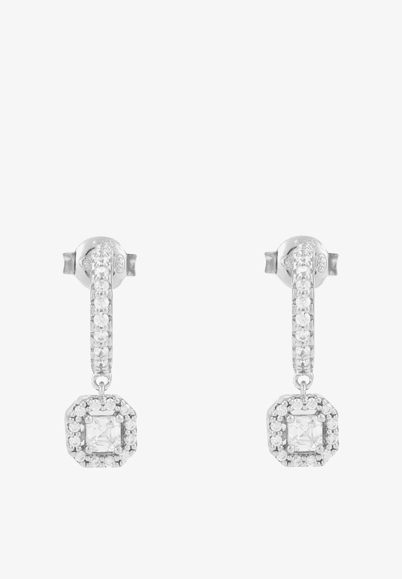 Boucles d'oreilles pendantes en argent présentant un dessus circulaire, semblable à un clou, orné de petites pierres claires et un pendentif octogonal entouré d'une bordure scintillante.