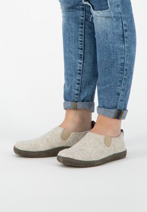 Travelin IN-HOME - Pantoffels - sand