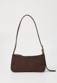 Geantă de umăr din piele întoarsă maro, cu curea subțire și cataramă aurie, formă dreptunghiulară cu margini rotunjite pe un fundal simplu, deschis la culoare.