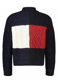 Chunky stickad tröja med en färgblockdesign i marinblått, gräddvit och röd, med flätstickade mönster och ribbade muddar.
