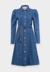 Vestido de camisa em denim azul escuro com decote de gola, mangas bufantes, fecho de botão e um cinto de amarrar na cintura.