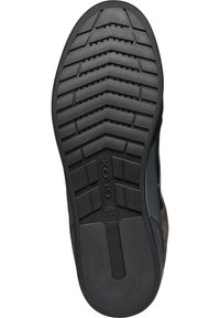 Semelle de chaussure en caoutchouc noir avec un motif de bande de roulement en zigzag. Des matériaux durables et des trous de ventilation sont visibles, étiquetés "GEOX PATENT ITALIEN".