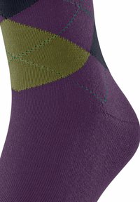 Lila Baumwollsocke mit einem geometrischen Muster in Grün, Schwarz und Olivakzenten. Glatte Textur und kontrastierende Nähte.