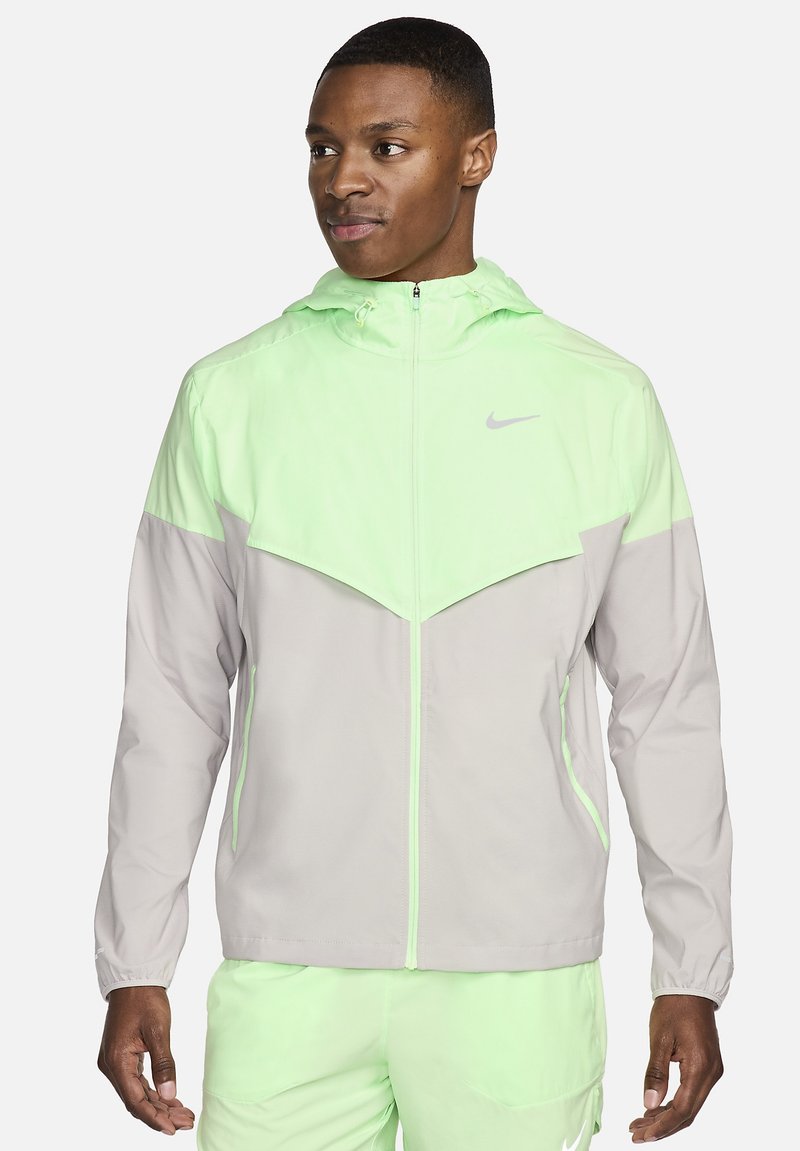 Nike Performance Chaqueta de running - vapour green light iron ore