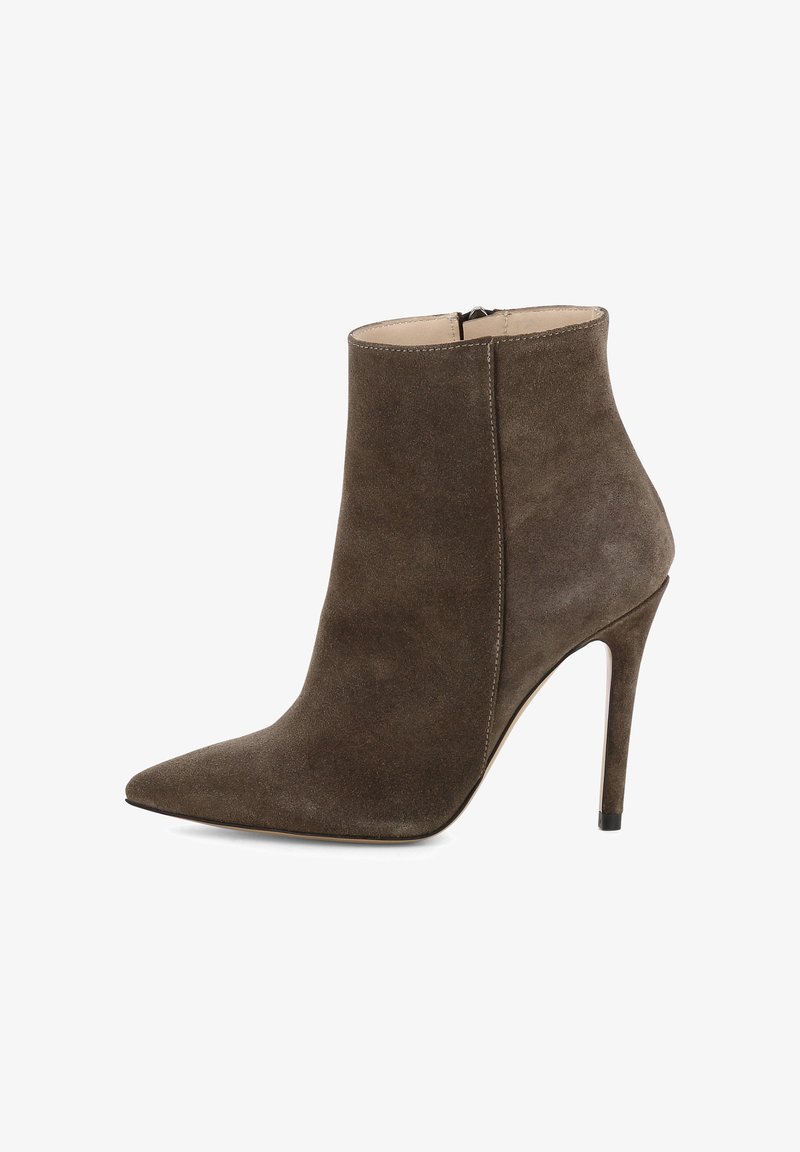Braune Wildleder-Ankle-Boots mit spitzer Zehenform, Stiletto-Absatz und seitlichem Reißverschluss. Glatte Textur und figurbetontes Design.