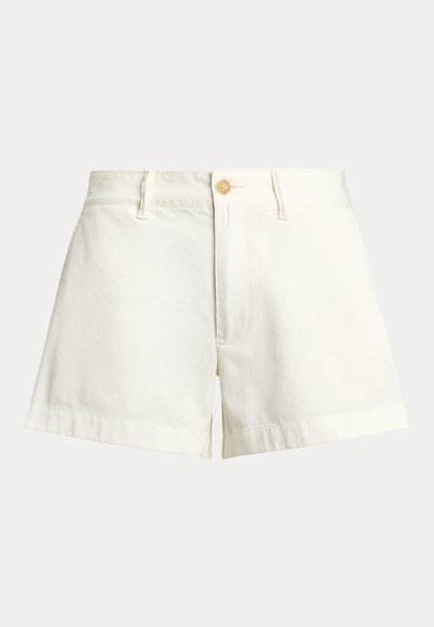 Białe bawełniane szorty o luźnym kroju, z zapięciem na guziki, prostymi nogawkami i podwiniętym dołem. Prosty design bez wzorów i ozdób.