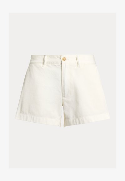 Białe bawełniane szorty o luźnym kroju, z zapięciem na guziki, prostymi nogawkami i podwiniętym dołem. Prosty design bez wzorów i ozdób.
