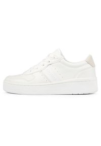 Witte sneaker met een glad leren bovenwerk, ronde neus, platte veters, logodetail aan de zijkant en een gerubberde, getextureerde zool.