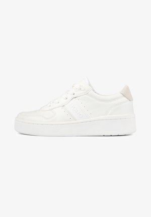 Biały sneaker z gładką skórzaną cholewką, okrągłym noskiem, płaskimi sznurowadłami, detalem logo po boku oraz teksturowaną gumową podeszwą.