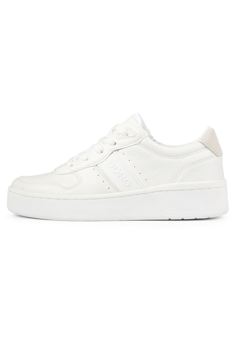 Witte sneaker met een glad leren bovenwerk, ronde neus, platte veters, logodetail aan de zijkant en een gerubberde, getextureerde zool.