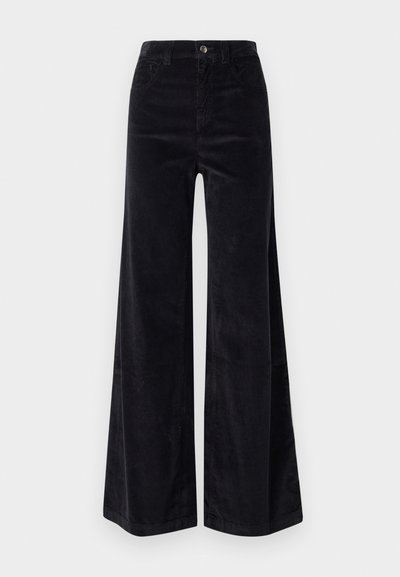 Pantaloni largi din catifea neagră, cu talie înaltă, închidere cu buton și buzunare frontale. Textură netedă cu un model de nervuri verticale.