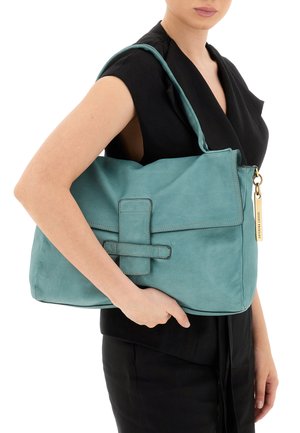 Borsa a tracolla in pelle verde acqua con forma rettangolare piatta, flap di chiusura frontale e un accento in oro sul lato. Texture liscia e dettagli di cucitura.