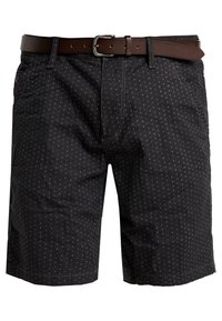 Pantalones cortos negros con un sutil patrón geométrico blanco, hechos de una tela ligera, que cuentan con un cinturón de cuero marrón y una cinturilla estándar.