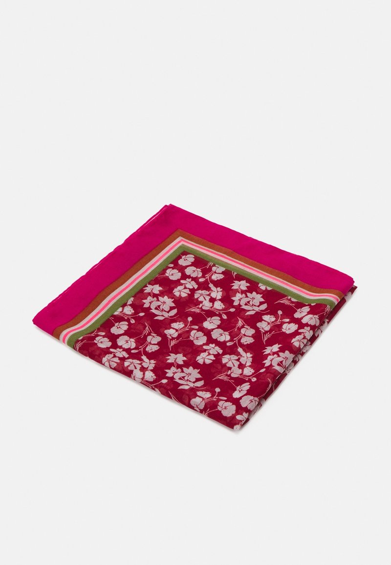 Foulard en soie rose plié avec imprimé floral blanc et bord rayé vert, blanc et marron sur fond uni.