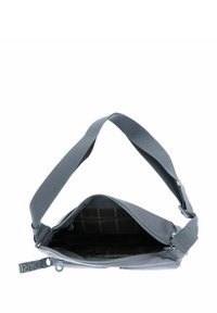 Sac à épaule en tissu gris avec une surface texturée, une bandoulière réglable, une fermeture éclair, et un intérieur spacieux avec un motif doublé.