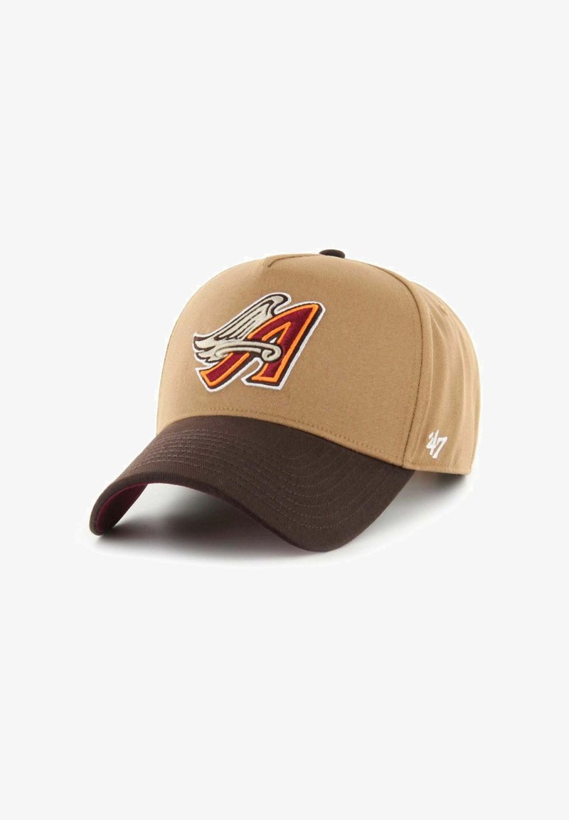Gorra de béisbol con tela color beige, visera marrón oscuro y logo bordado de una "A" alada en rojo y naranja. Cuenta con ajuste ajustable.