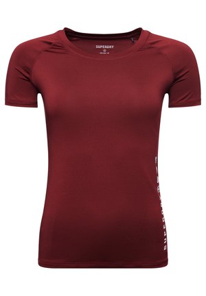 Bordowy sportowy t-shirt z krótkim rękawem, okrągłym dekoltem i białym napisem "Superdry" po lewej stronie szwu.