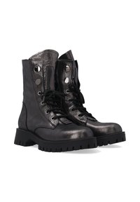 Bottines de combat noires métalliques avec un laçage à l'avant, présentant des accents en métal argenté et une finition texturée. Semelle en caoutchouc noir robuste.
