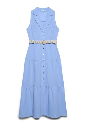 Abito midi azzurro chiaro senza maniche con colletto a risvolto, bottoni frontali, gonna a balze e cintura intrecciata crema con fibbia rotonda.