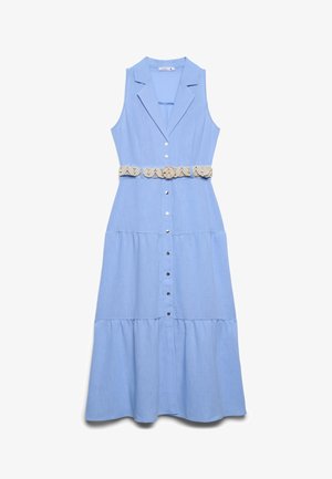 Abito midi azzurro chiaro senza maniche con colletto a risvolto, bottoni frontali, gonna a balze e cintura intrecciata crema con fibbia rotonda.