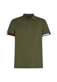 Camisa polo verde oliva con una tapeta de dos botones, mangas cortas con acentos a rayas en rojo, blanco y negro en los puños, tejido texturizado.