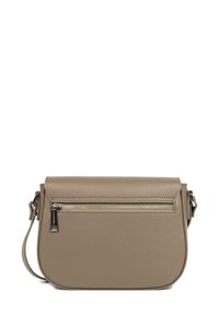 Borsa a tracolla in pelle beige con forma arrotondata, parte superiore a pattina e tasca con zip frontale. Dotata di tracolla rimovibile. Texture liscia.