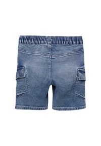 Džínové šortky v modré barvě, s elastickým pasem, cargo kapsami na obou stranách a viditelnými švy na zadní straně.