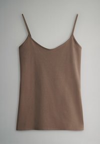 Braunes Camisole-Top aus glattem Stoff, mit dünnen Trägern und einem tiefen Ausschnitt, einfaches, schmuckloses Design.