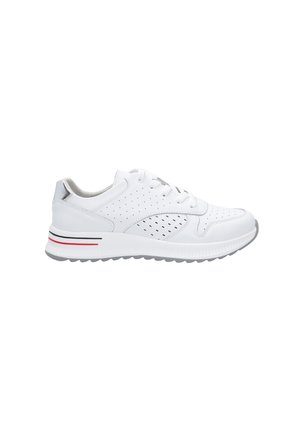 Weißer Sneaker mit perforiertem Obermaterial, Schnürsenkeln und einer gepolsterten Sohle. Verfügt über eine graue Laufsohle sowie rot-schwarze Akzentstreifen an der Zwischensohle.