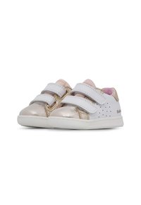 Sneaker bianche con dettagli dorati e fodera rosa, caratterizzate da una superficie liscia e due cinturini in velcro. Dettagli perforati sui lati.