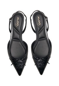 Mustat kiiltonahkaiset slingback-balleriinat, joissa on terävä kärki, edessä rusetti ja teksturoitu pohja. ALDO-logoa näkyvissä.